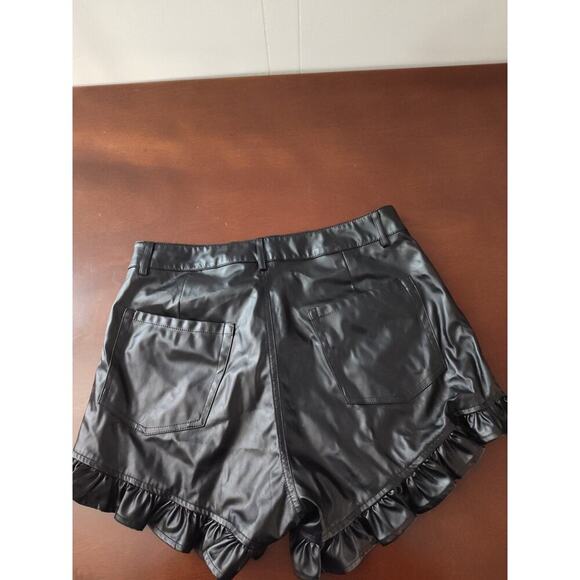 Day & Moon Black Faux Leather Shorts Size Medium - Picture 5 of 5